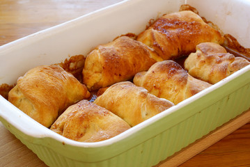 Baked rolls in cinnamon sauce