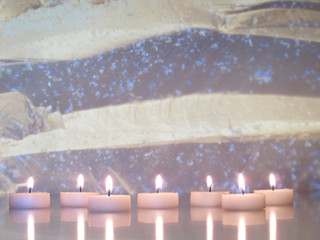 Kerzen vor surrealem Hintergrund