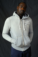 homme noir en veste sport