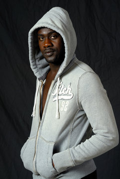 homme noir en veste sport 3