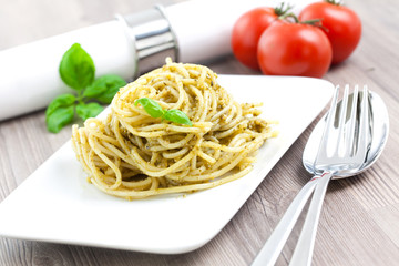 Spaghetti mit frischem Pesto