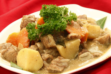 Curry chicken served with garnishing