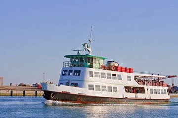 Obraz premium Passenger cruise ship in Murano Island Venice, Italy