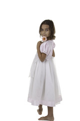 Девочка в белом платье с цветком в руках, босиком