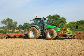 Traktor beim Pflügen 036