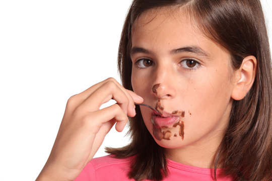 bambina mangia cioccolata con cucchiaio