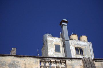 terrazzo con comignolo e cisterne