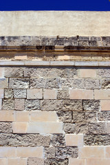 muro di mattoni sotto il cielo azzurro