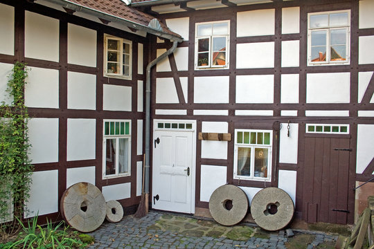 Mahlsteine in Wilhelm-Busch-M&uuml;hle in Eberg&ouml;tzen