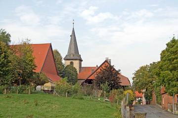 Fototapeta na wymiar Blick auf Mechtshausen mit Nikolaikirche (Wilhelm Busch)