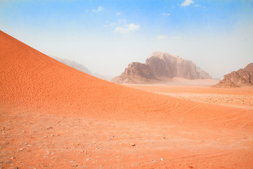 Fototapeta na wymiar Czerwona pustynia wydma, Wadi Rum, Jordania