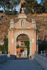 Fototapeta na wymiar pont et portail médiéval de Tolède, Espagne