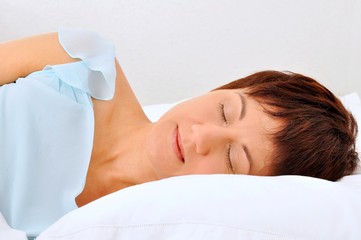 dormire donna cuscino letto lenzuolo bianco