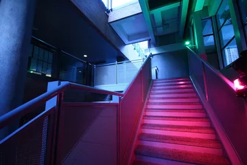 Zelfklevend Fotobehang Trappen Trappen met kleurrijke verlichting