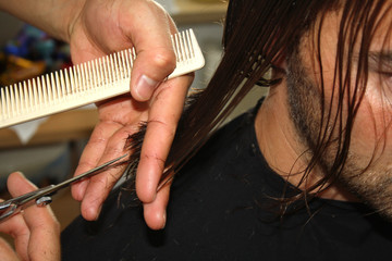 Lange Haare kurz geschnitten
