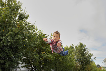 Kind fliegt