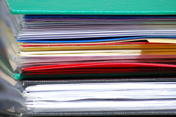 deux classeurs fermés