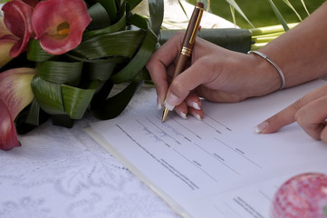 First newlywed signature with a bouquet on the table