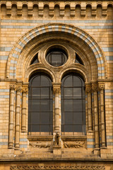 Fototapeta na wymiar Okno Balkon łuk fasada Muzeum romantyczne koronki