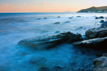 Fototapeta na wymiar Kamienie w wodzie morskiej
