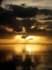 Naklejka premium Atardecer en Polinesia