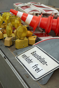 Pylonen, Warnleuchten, Absperrbaken