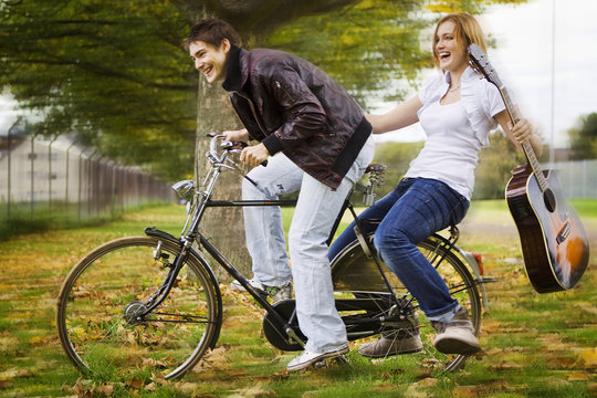 junges paar auf dem Fahrrad