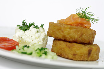 Kartoffelröstis mit Lachs und Frischkäse