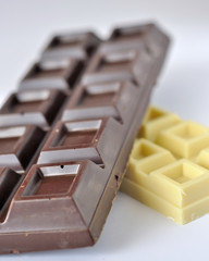 Barre di cioccolato fondente e bianco
