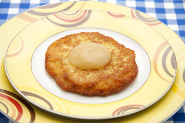 Kartoffelpuffer mit Apfelbrei