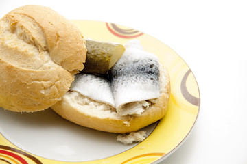 Rollmops auf Brötchen
