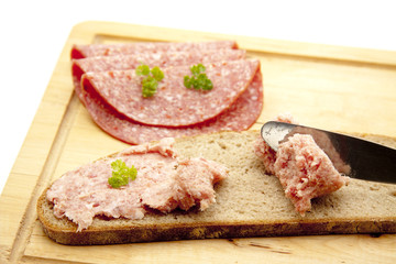 Mettwurst auf Brot