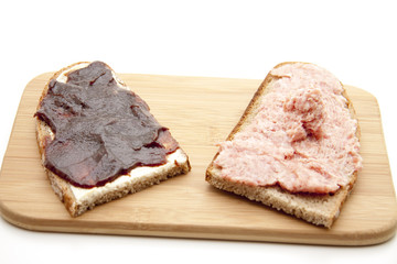 Wurstbrot und Marmelade Brot