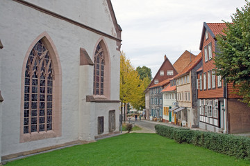 Fototapeta na wymiar Alfeld (Leine): Altstadtgasse bei St. Nikolai und Lateinschule
