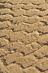 empreintes dans la terre (engin de chantier)