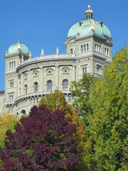 Fototapeta na wymiar Bundeshaus Bern jesienią