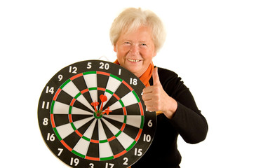 Rentnerin mit Dart-Scheibe