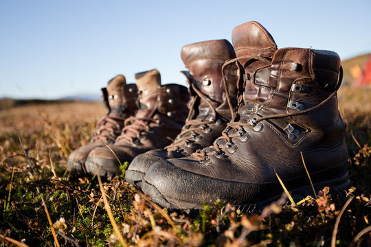 zwei paar alte Wanderschuhe