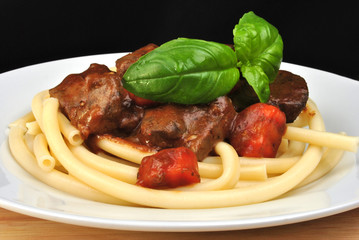 Wildlebergulasch auf Makkaroni