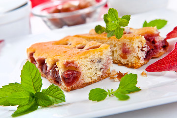 kirschkuchen mit pfefferminzblättchen
