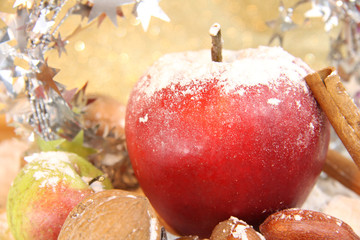 Roter Apfel mit Schneehaube