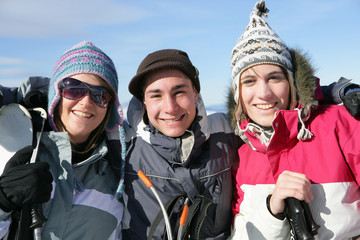 Groupe d'amis à la neige