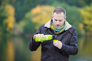 Naklejka premium mann mit thermoskanne
