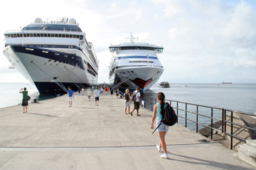 Kreuzfahrtschiffe an der Pier auf Grenada