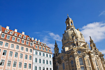 Fototapeta na wymiar Frauenkirche und Neumarkt in Dresden.