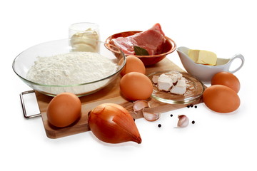 Ингредиенты для приготовления мясного пирога.