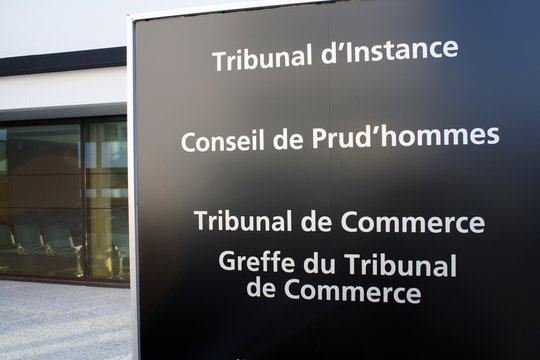Panneau tribunal