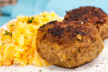 Frikadellen mit Kartoffel-Möhrenpüree