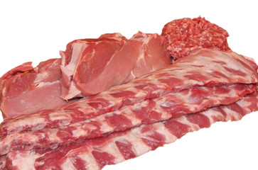 Сырое мясо, ребра, мякоть и фарш на белом фоне