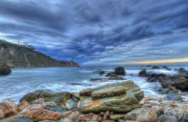 Rocas en la playa del Aguilar.